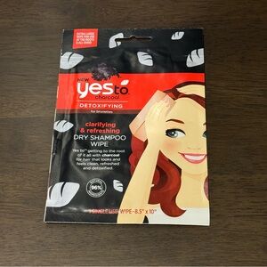 Yes To Charcoal Clarifying & Refreshing Dry Shampoo Wipe